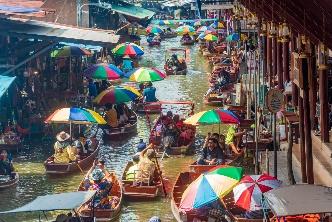 Khung cảnh nhộn nhịp và đa dạng tại Chợ Nổi Bốn Miền Pattaya