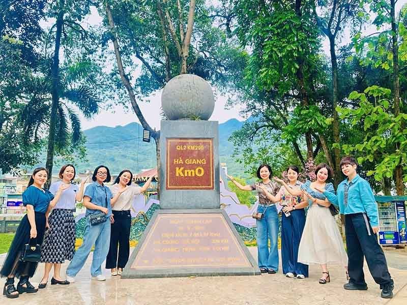 Du khách check-in tại cột mốc Km 0 thành phố Hà Giang