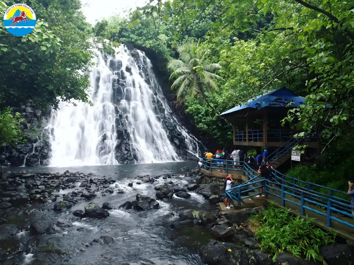 Thác nước Kepirohi tại bang Pohnpei với những bậc đá bazan và hồ nước trong xanh
