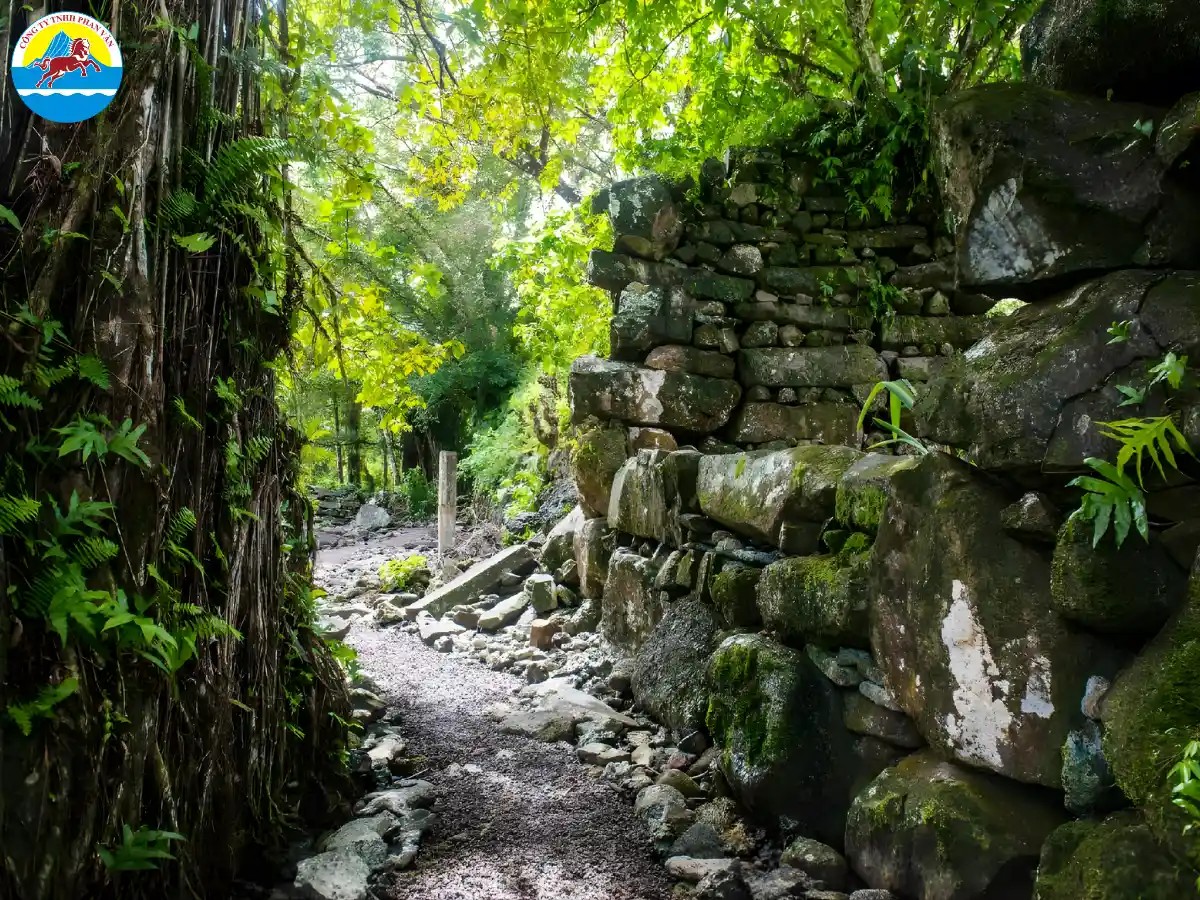 Tàn tích hoàng gia Lelu tại Kosrae với những bức tường đá bazan cổ đại