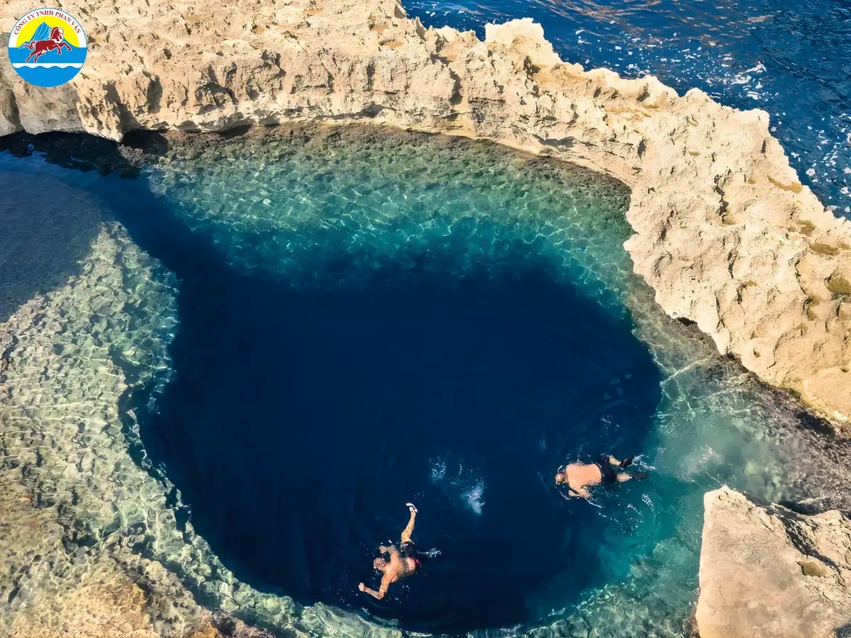 Lỗ xanh Blue Hole nằm giữa rạn san hô vòng ở Chuuk Lagoon