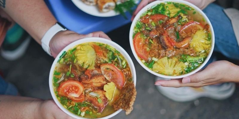 Bát bún cá cay Hải Phòng với chả cá vàng giòn và nước dùng đỏ hấp dẫn