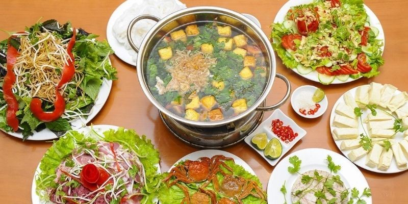Nồi lẩu riêu cua đồng Hải Phòng với gạch cua và các món ăn kèm hấp dẫn