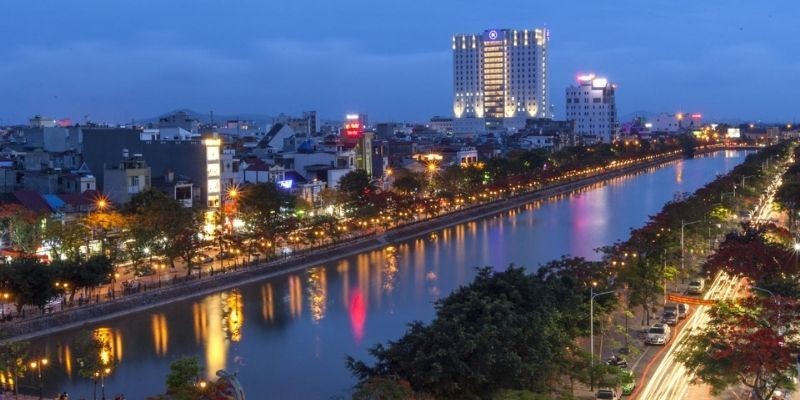 Hồ Tam Bạc Hải Phòng về đêm với những ánh đèn lung linh phản chiếu xuống mặt hồ