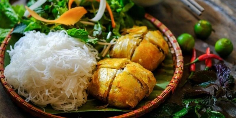 Món nem cua bể nổi tiếng Hải Phòng được cắt miếng vuông vắn và chiên giòn