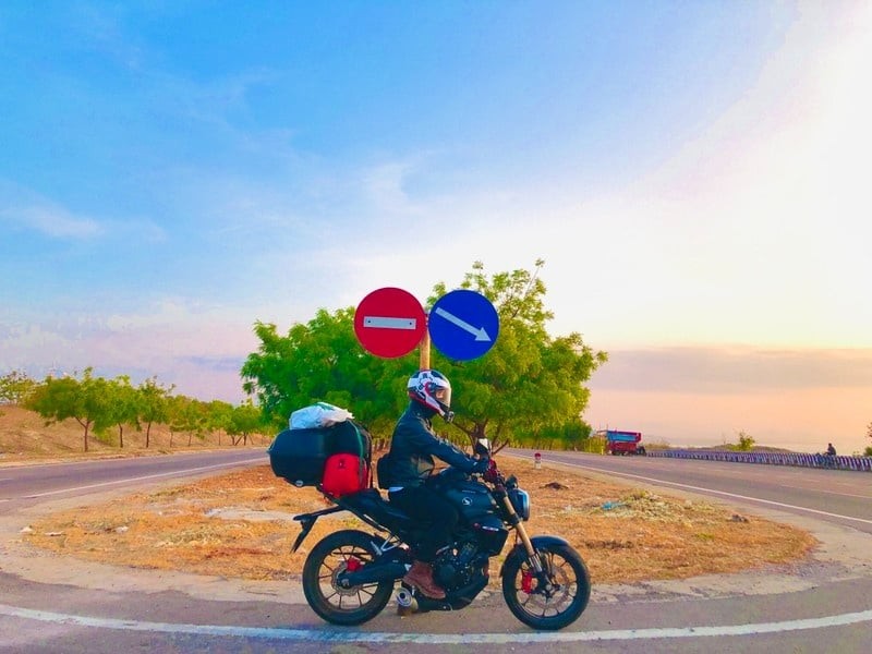 Du khách trải nghiệm phượt bằng xe máy trên cung đường ven biển Phan Thiết