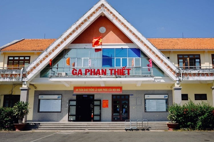 Cổng Nhà ga Phan Thiết với kiến trúc cổ điển