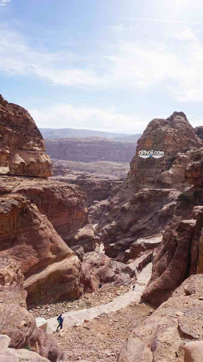 Một góc đền thờ trong thành phố đá Petra Jordan