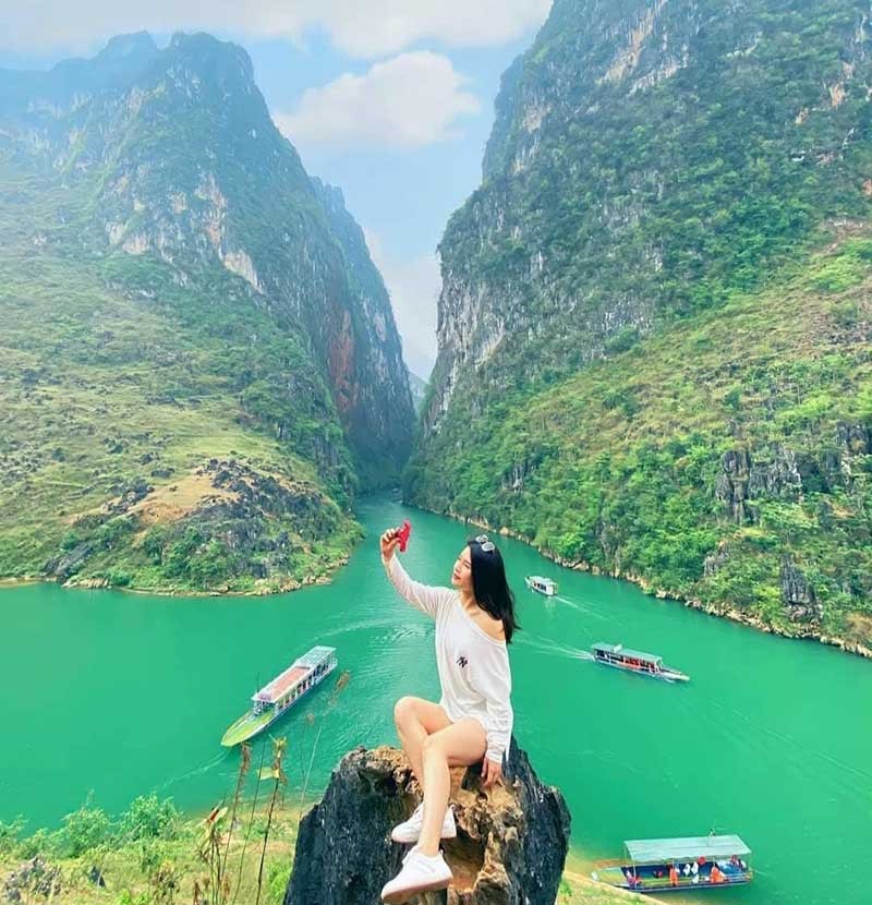 Dòng sông Nho Quế xanh biếc nhìn từ trên cao