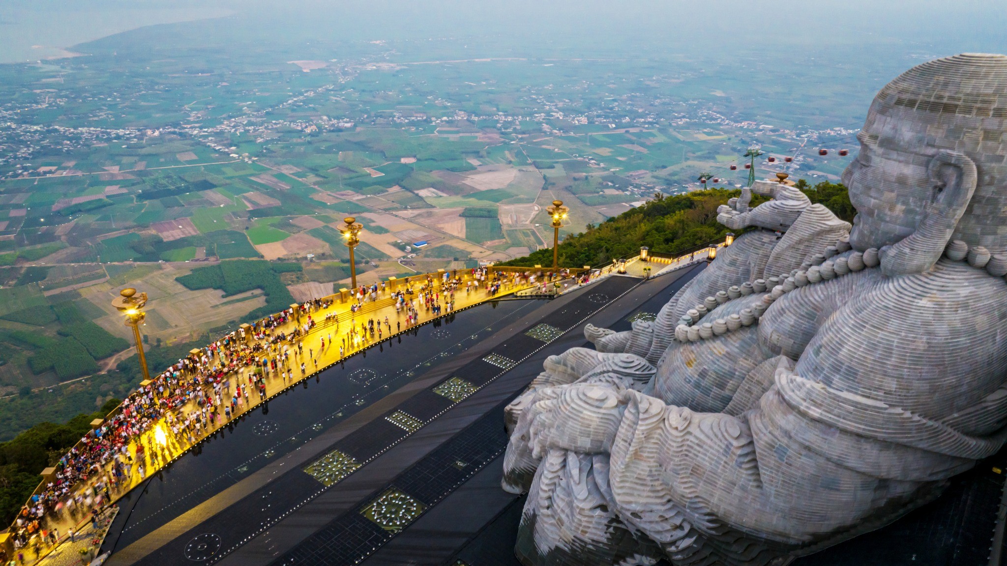 Khung cảnh thiên nhiên nhìn từ vị trí tượng Phật Di Lặc