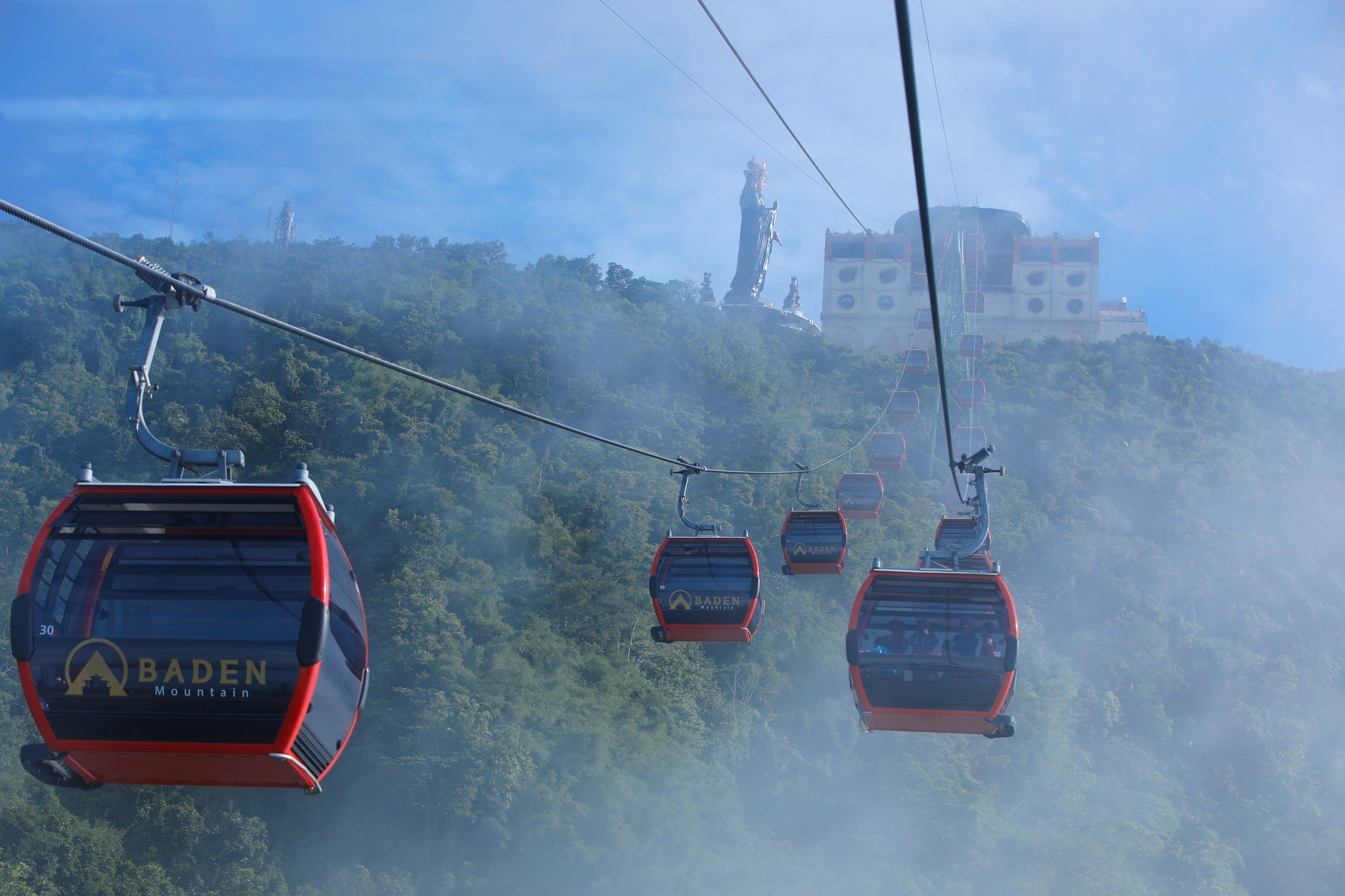 Hệ thống cáp treo hiện đại tại Sun World Núi Bà Đen