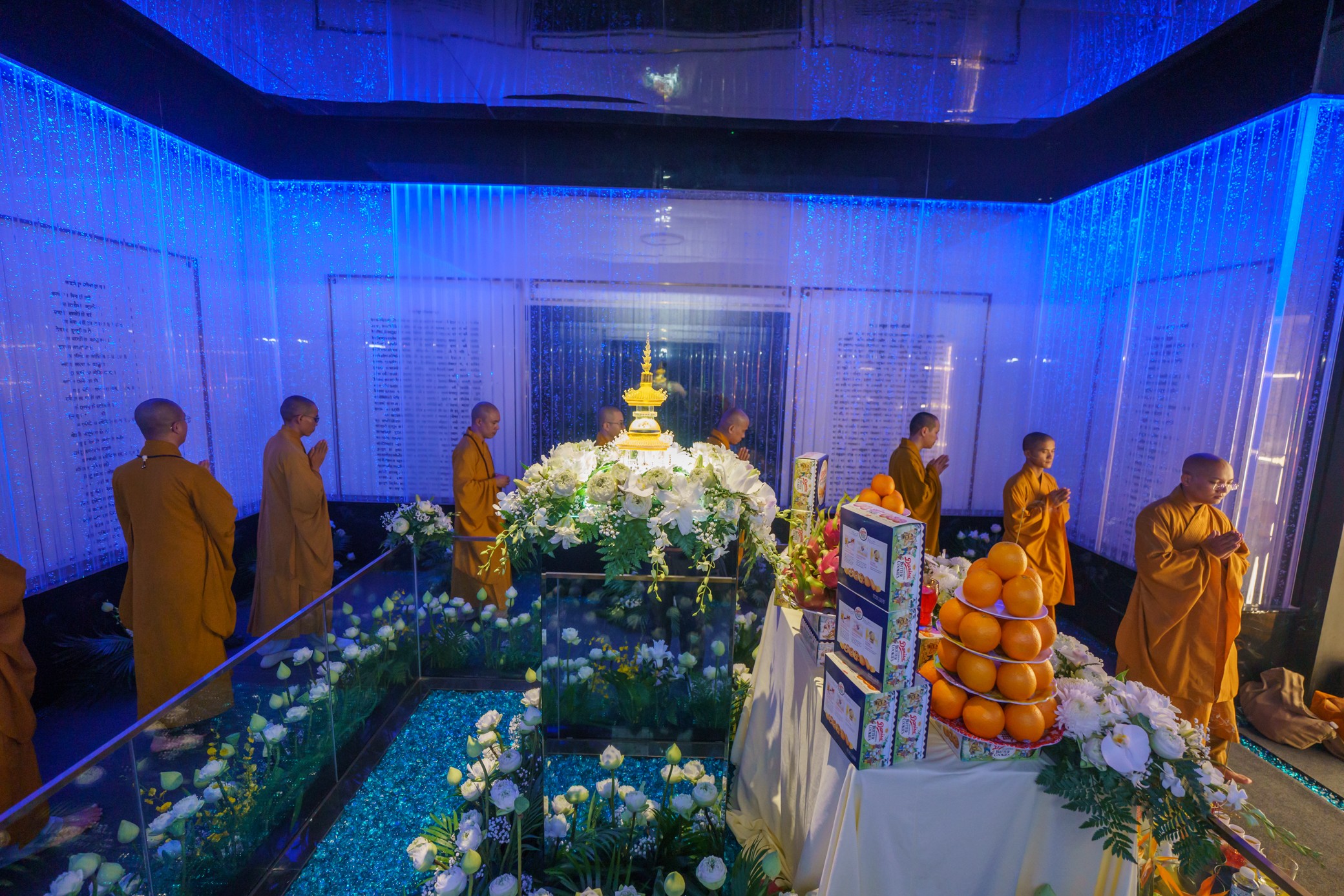 Du khách đảnh lễ xá lợi Phật