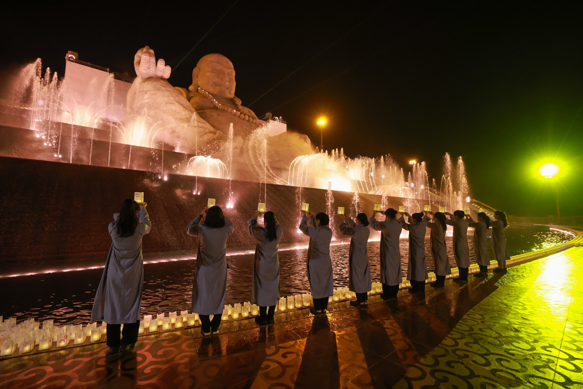 Tượng Phật Di Lặc với khung cảnh Tây Ninh