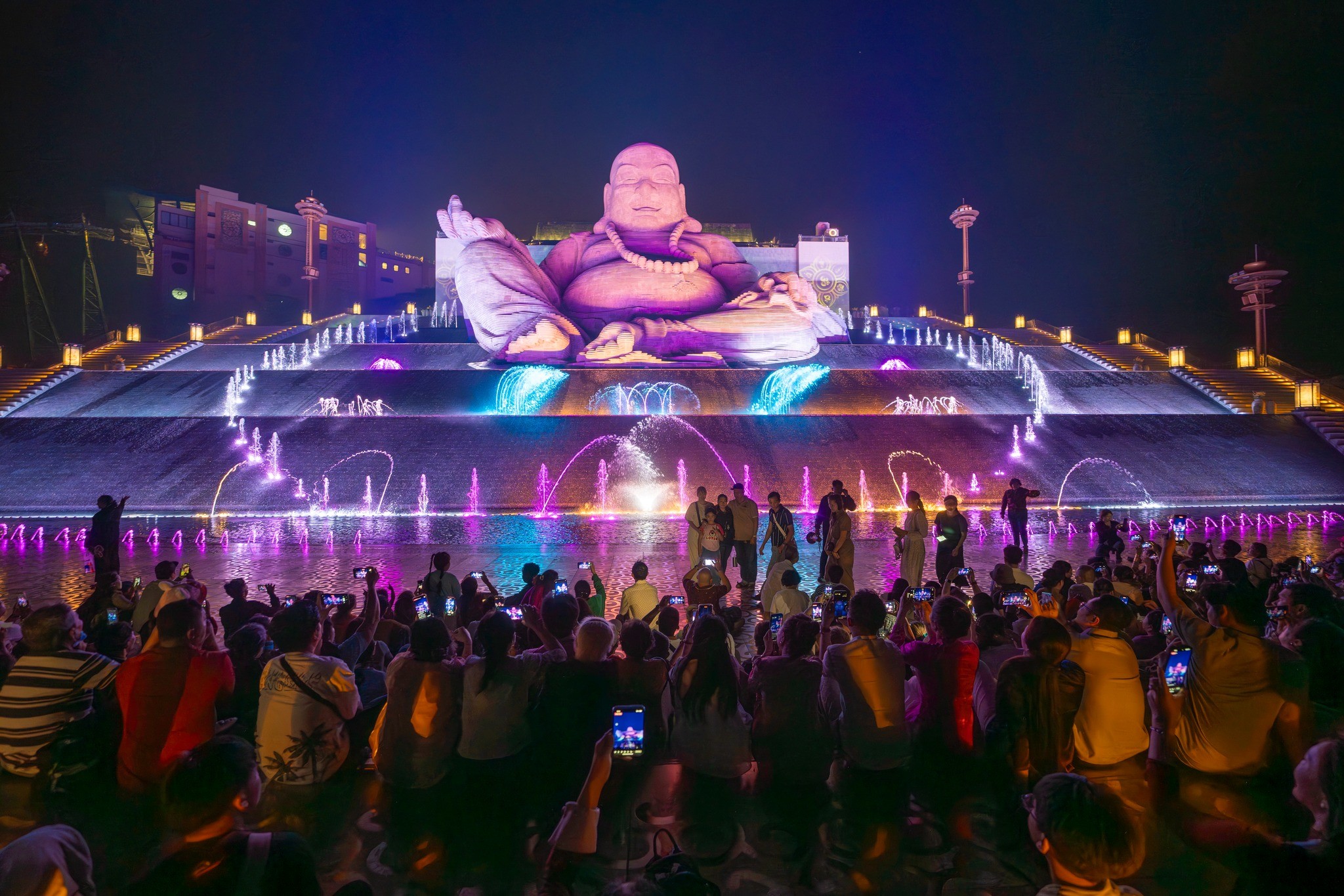 Chương trình trình diễn nhạc nước dưới chân Tôn tượng Di Lặc