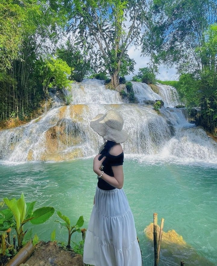 Toàn cảnh tầng thác thấp có hồ nước rộng, nơi du khách bơi lội