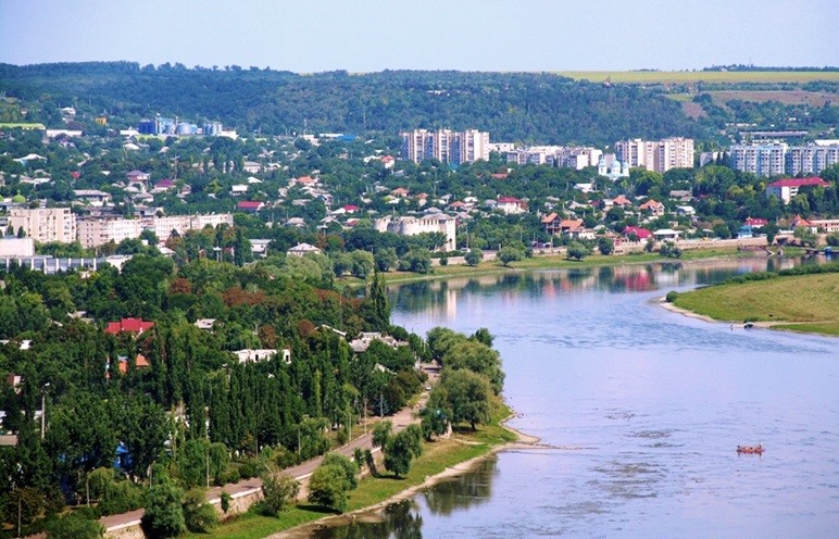 Lâu đài Soroca cổ kính nằm bên bờ sông Dniester