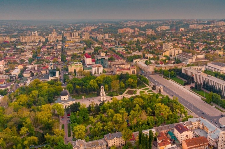 Quang cảnh thủ đô Chișinău nhìn từ trên cao, nổi bật với các tòa nhà và công viên