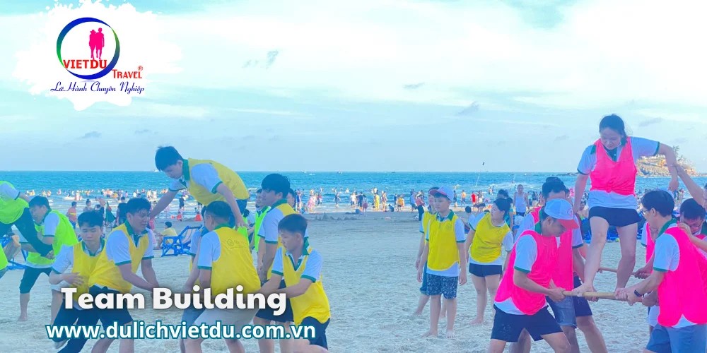 Hoạt động team building sôi nổi trên bãi biển Hồ Cốc