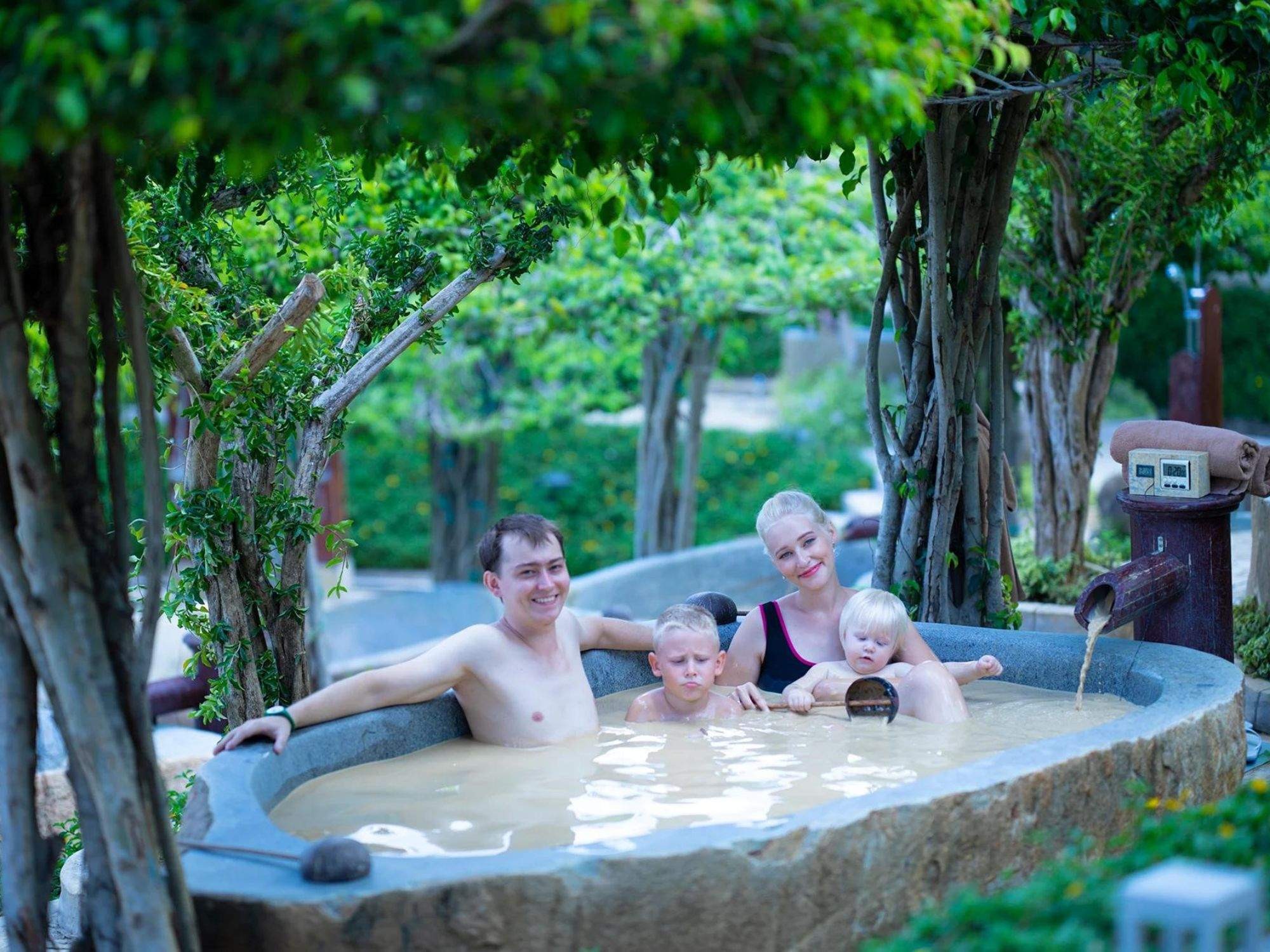 Du khách trải nghiệm dịch vụ tắm bùn khoáng tại Hòn Tằm Nha Trang để thư giãn và phục hồi sức khỏe