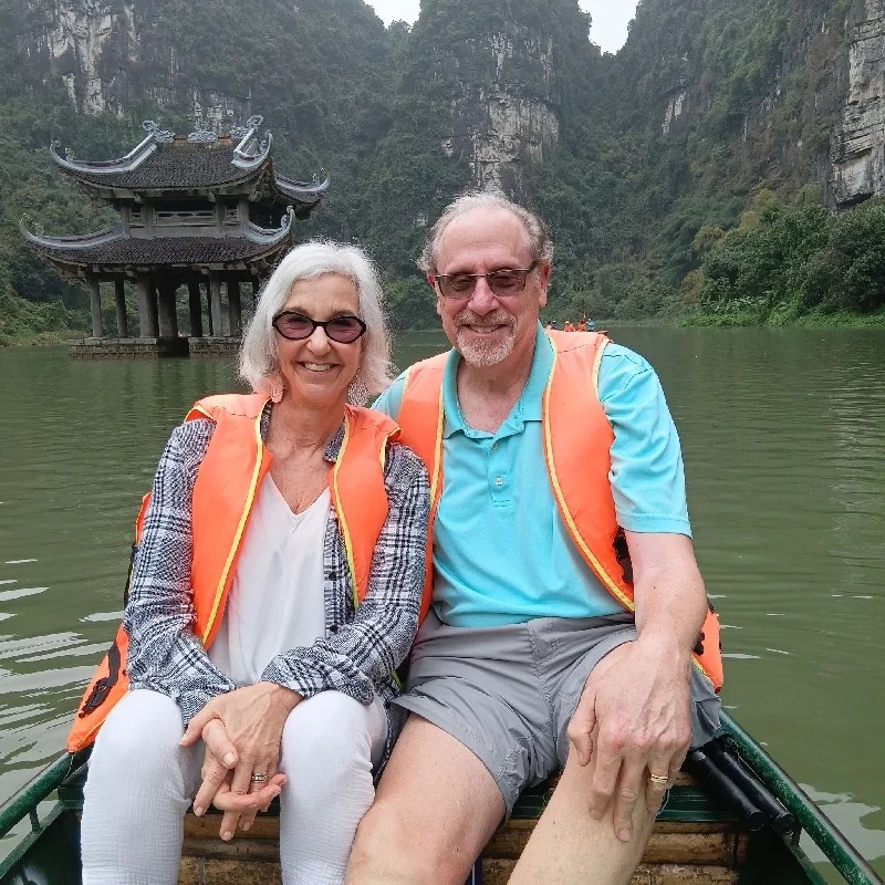 Hệ thống hang động, núi đá vôi, sông nước uốn lượn tuyệt đẹp