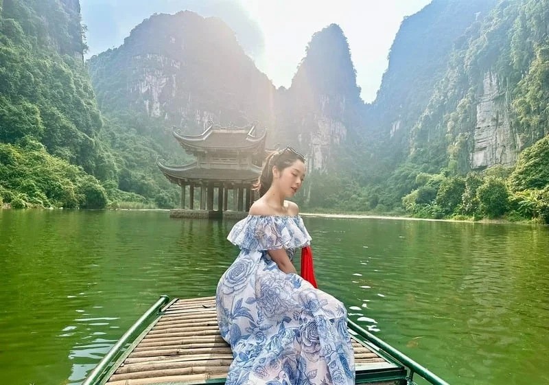 Tham quan Tràng An bằng thuyền