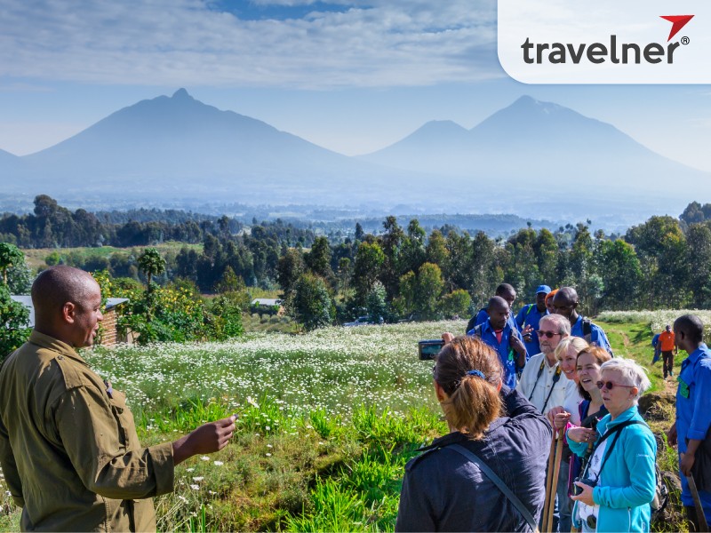 Du khách đang tham quan Vườn Quốc gia Volcanoes.