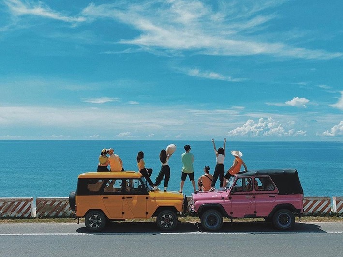 Xe ô tô cá nhân di chuyển trên đường cao tốc hướng về Sầm Sơn