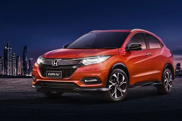 Cảnh quan hồ nước xanh biếc và cây cối xung quanh