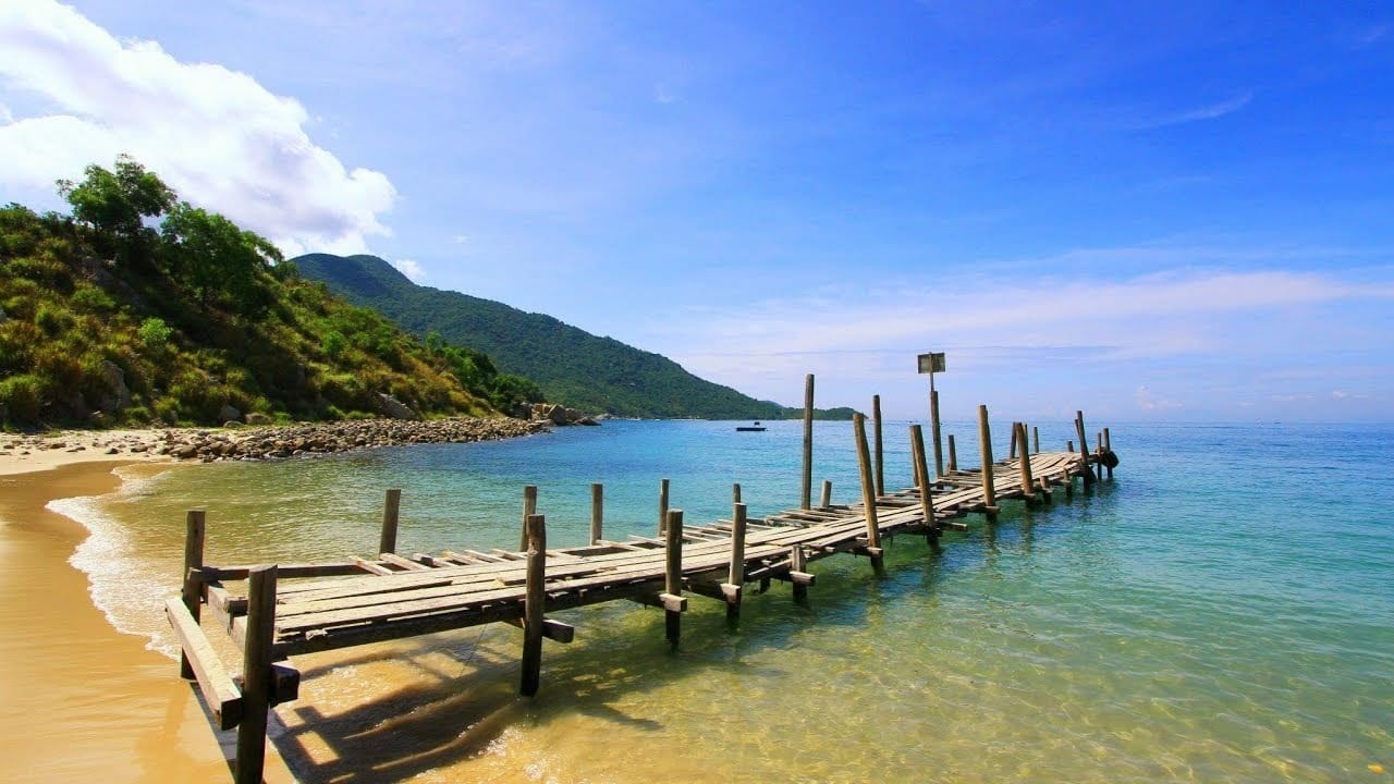 Bầu trời và làn nước trong xanh, thời điểm thích hợp cho tour Hà Nội - Quảng Bình