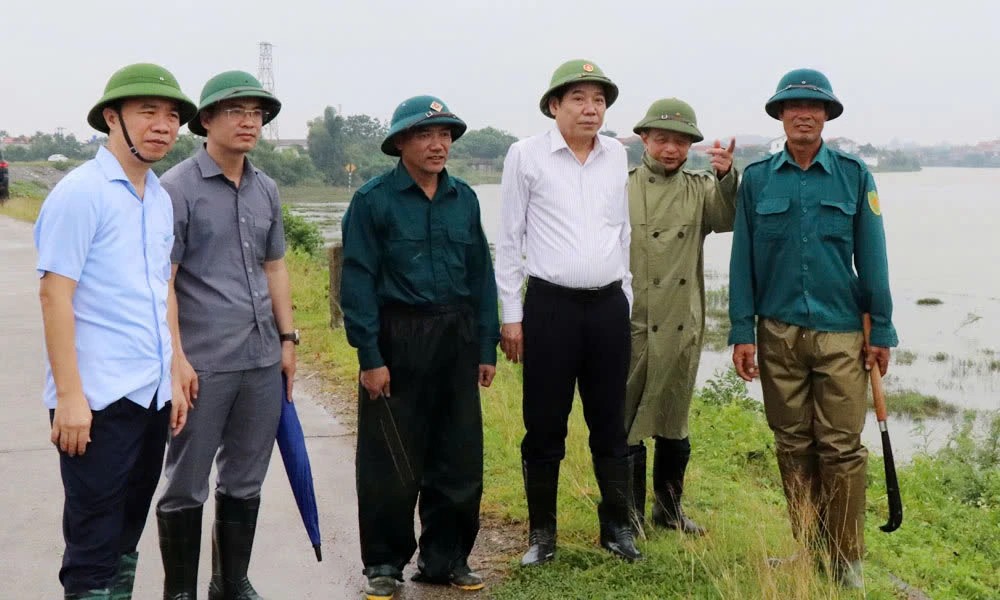 Cảnh sát phong tỏa và khám nghiệm khu vực phát hiện thi thể nạn nhân