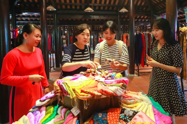 Lụa tơ tằm - Món quà ý nghĩa của phố cổ Hội An.