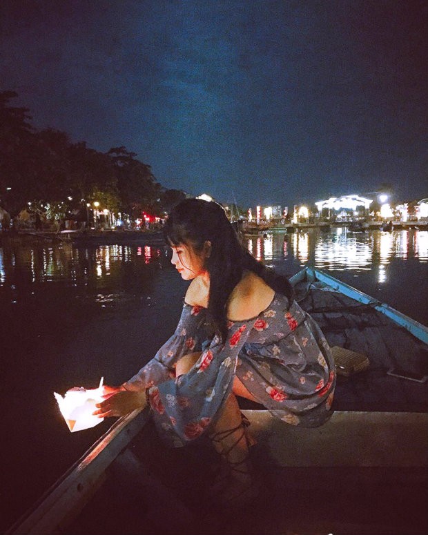 Thả hoa đăng trên dòng sông Hoài.