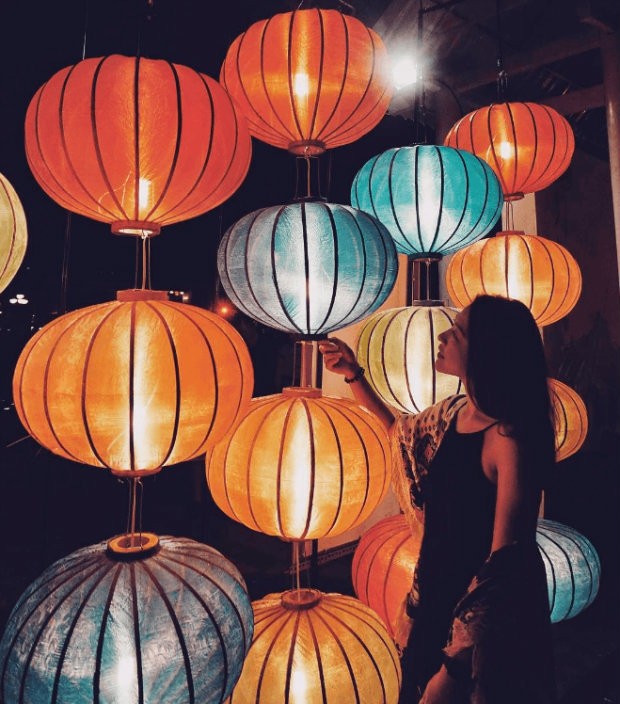 Hội An lung linh hơn với những ngọn đèn lồng khi màn đêm buông xuống.