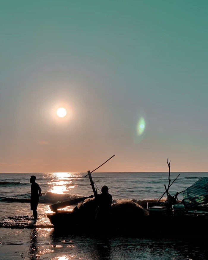 Du khách trải nghiệm đi thuyền trên biển Tiên Trang