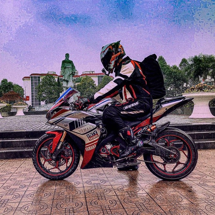 Cảnh xe máy di chuyển trên con đường ven biển Tiên Trang