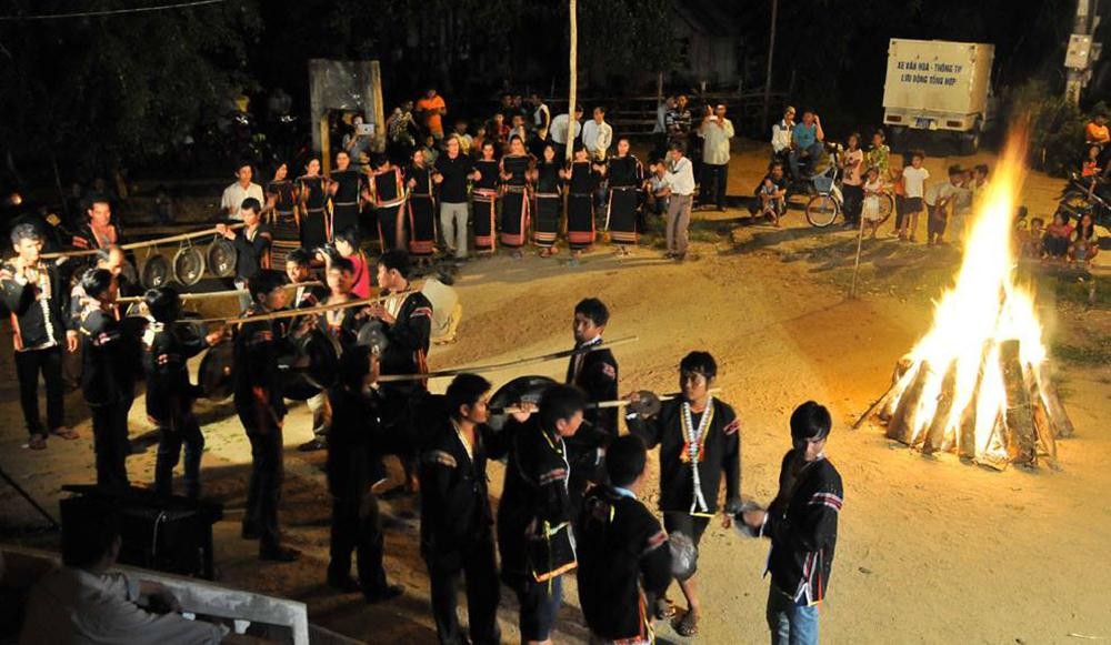 Người dân tộc Ê-đê trong trang phục truyền thống