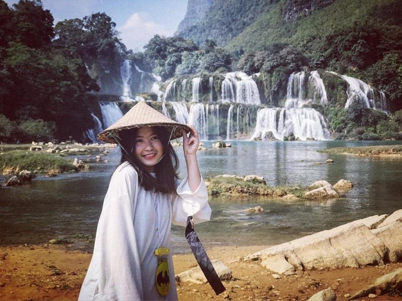 Cảnh ô tô di chuyển trên cung đường đèo núi ở Cao Bằng