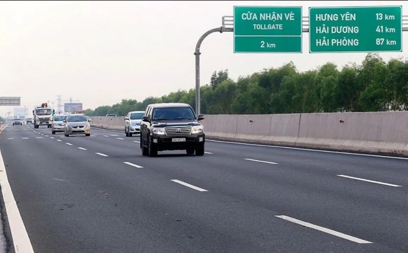 Cận cảnh một chiếc phà chở khách và xe di chuyển trên biển