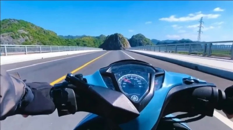 Khung cảnh xe khách di chuyển trên đường cao tốc