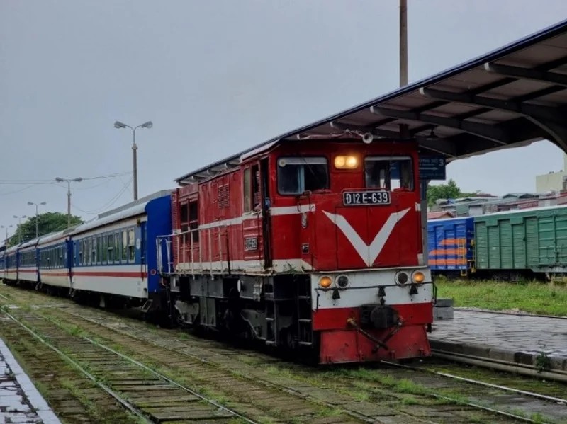 Tàu cao tốc lướt trên mặt biển xanh