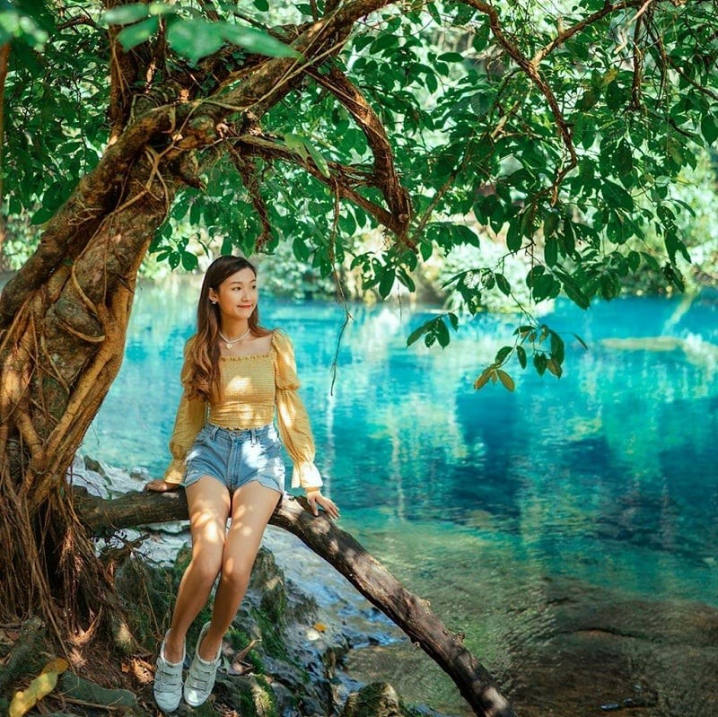 Du khách thích thú khám phá vùng đất Cao Bằng