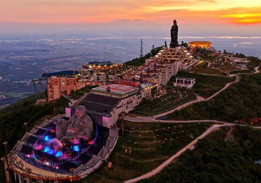 Du khách di chuyển bằng cáp treo lên đỉnh Núi Bà Đen.