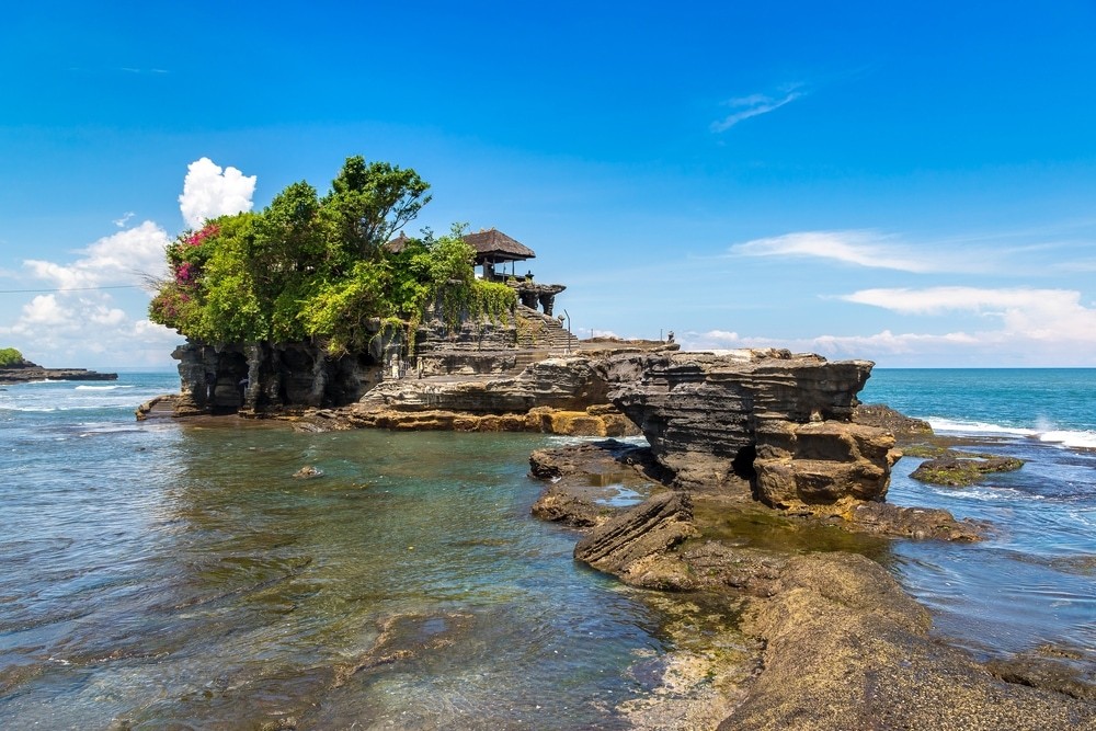Đền Tanah Lot lung linh khi hoàng hôn buông xuống.