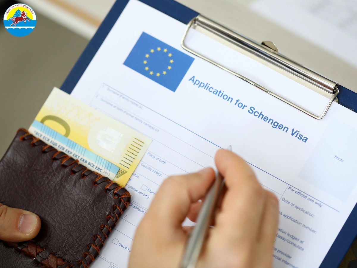 Du khách Việt Nam cần xin visa Schengen