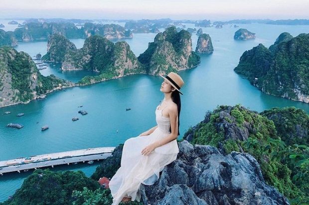 Toàn cảnh Vịnh Hạ Long nhìn từ núi Bài Thơ.