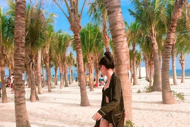 Bãi biển Bãi Cháy nhộn nhịp du khách.