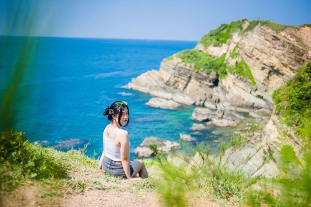 Bãi biển Cô Tô với bờ cát trắng và nước biển trong xanh.