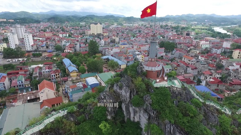 Cột cờ Phai Vệ nhìn từ trên cao xuống thành phố Lạng Sơn