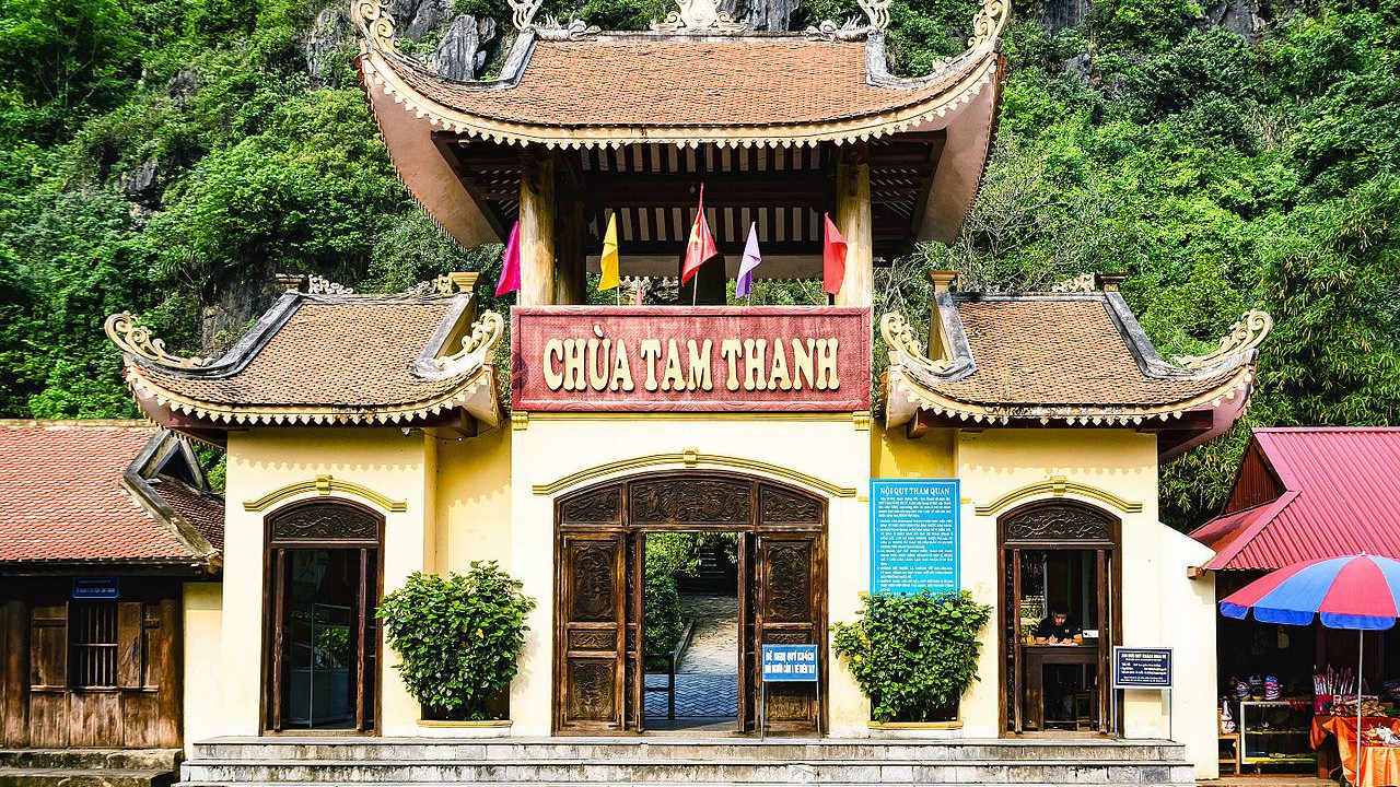 Khung cảnh bên trong Chùa Tam Thanh