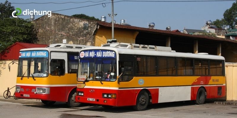 Cảnh xe khách trên đường đi